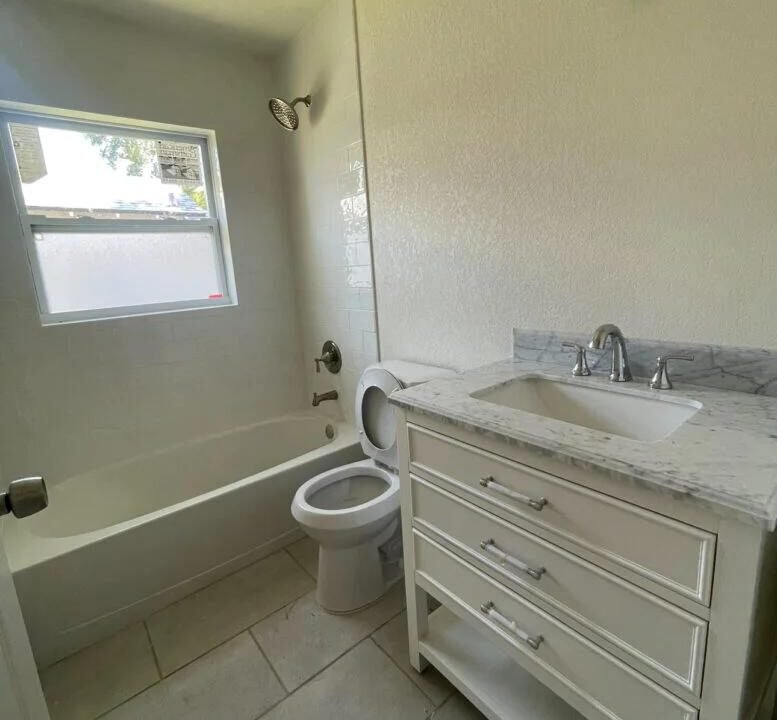 827-Florence-Ave9-777x1024