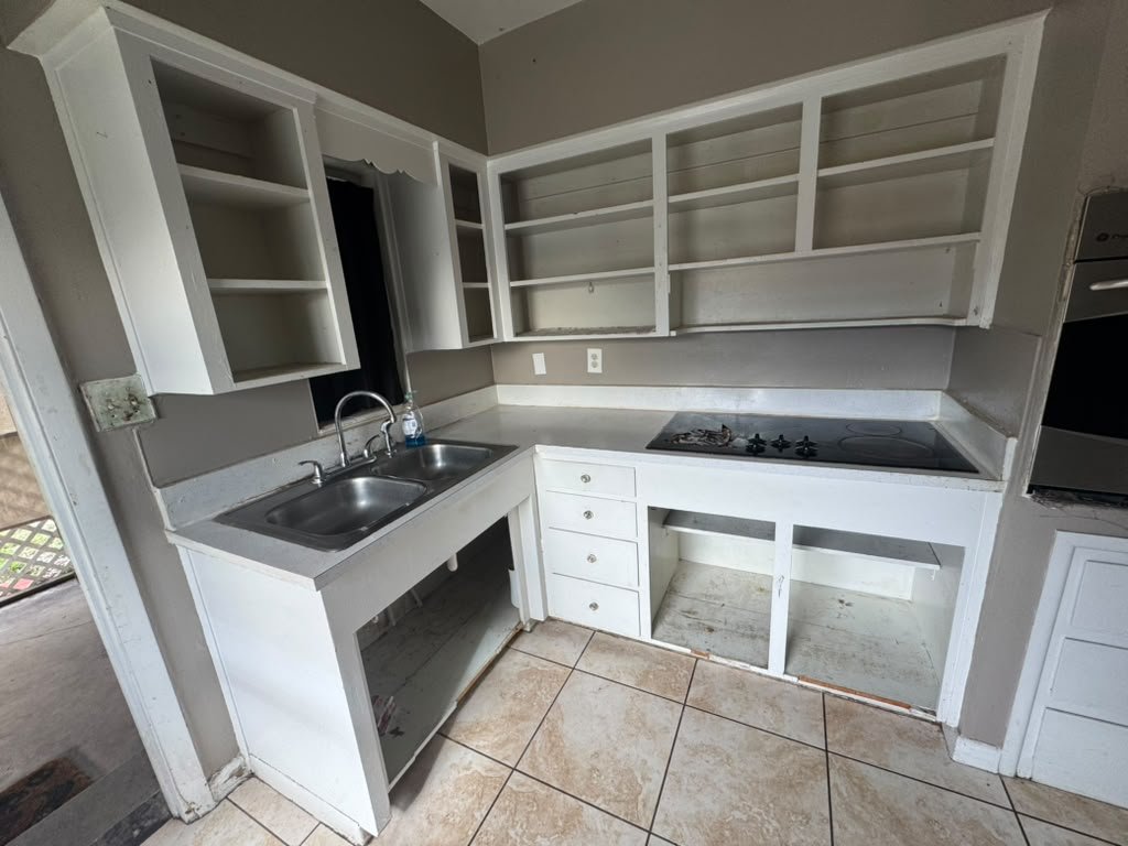 830 E Palmetto Street living area