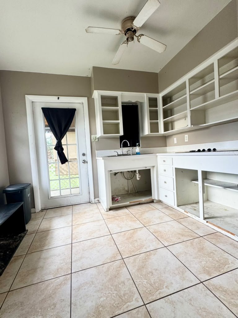 830 E Palmetto Street kitchen