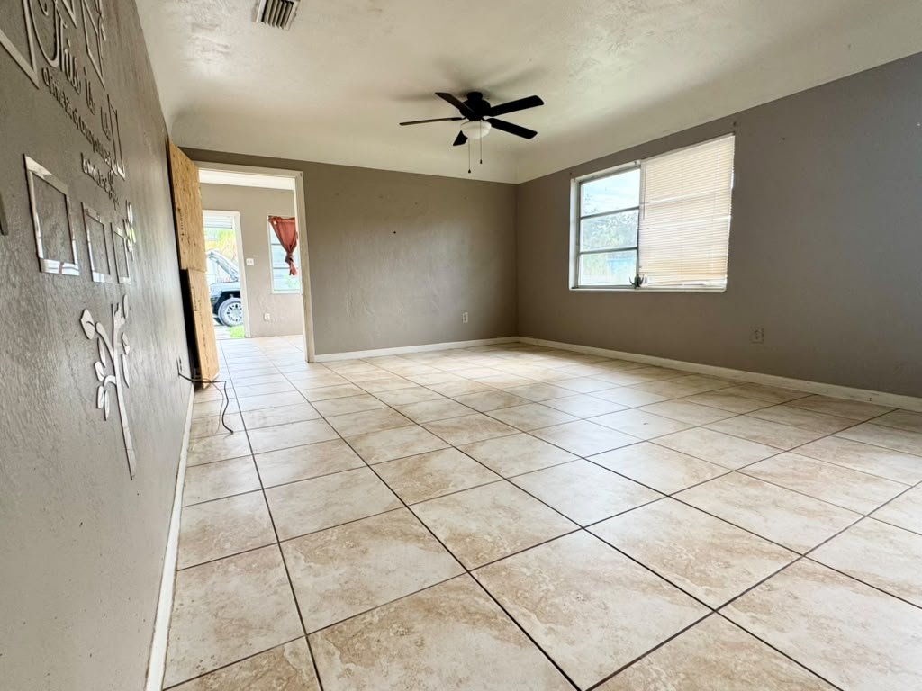 830 E Palmetto Street bedroom