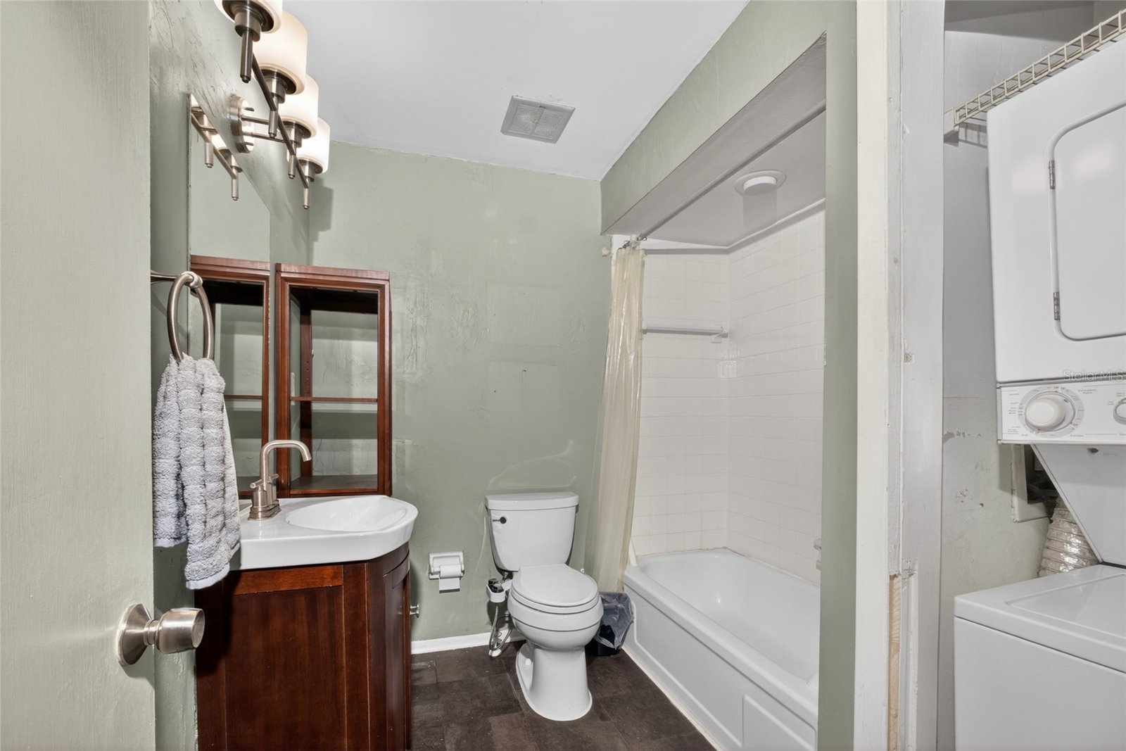 1935 Conway Road unit L5 bathroom